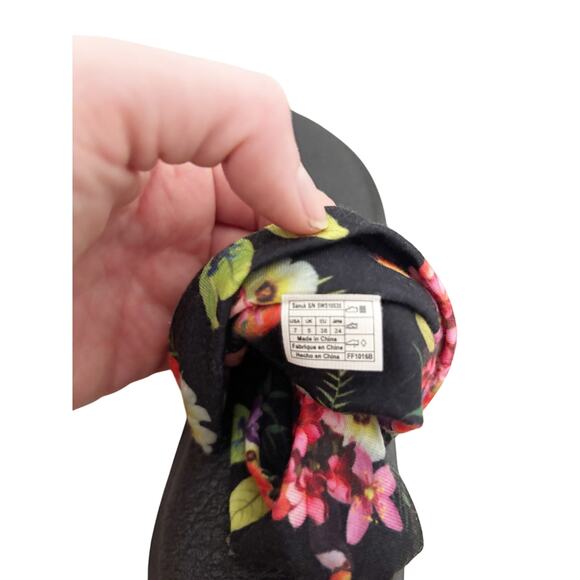 Sanuk Sandals Womens Size 7 Black Floral Sling Yoga Mat Flip Flops Slip Ons - Picture 3 of 4